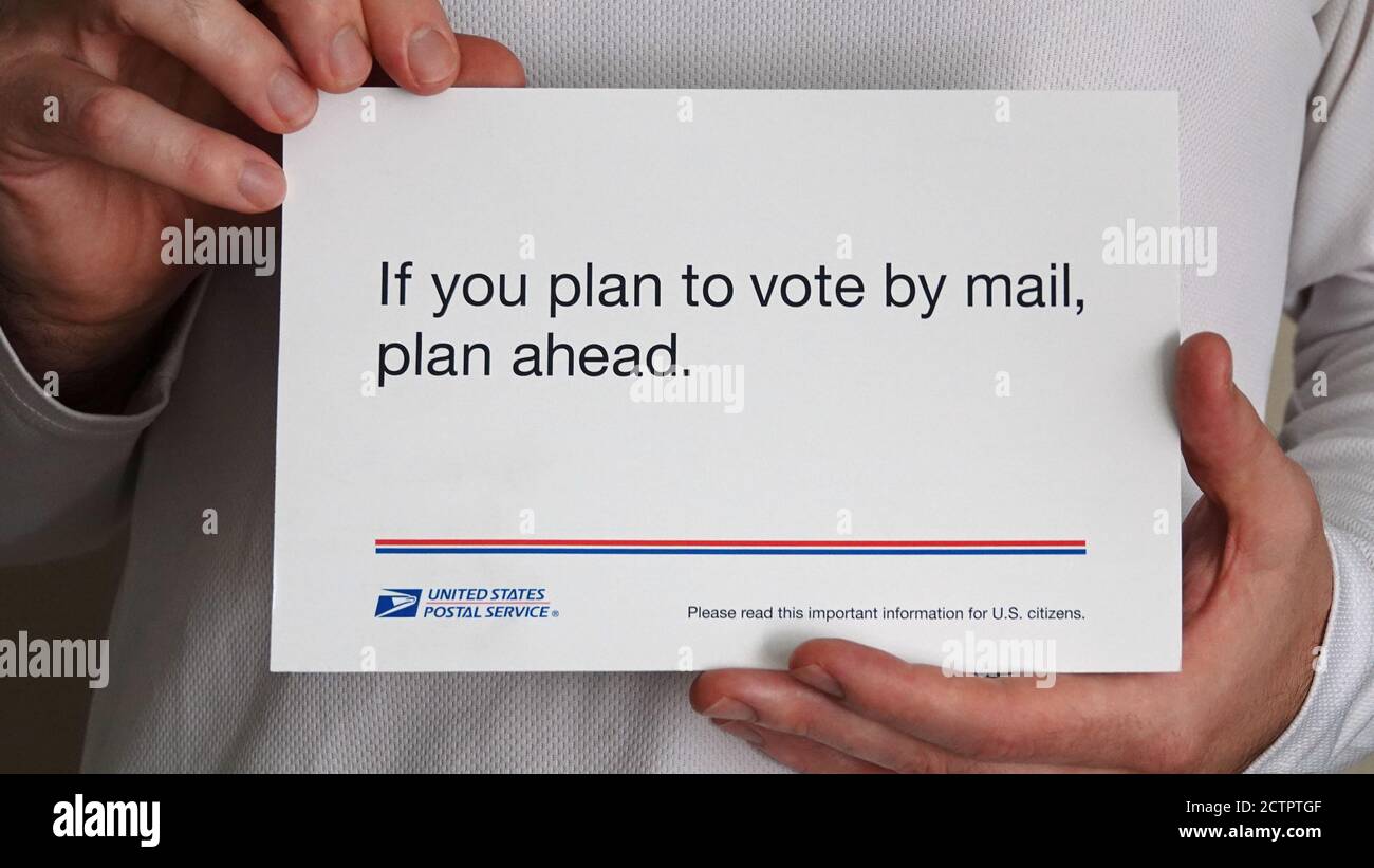 Los Angeles, CA / USA - 24 septembre 2020 : un mailer officiel USPS du United States postal Service se lit comme suit : « si vous prévoyez de voter par la poste, prévoyez de l'avance. » Banque D'Images