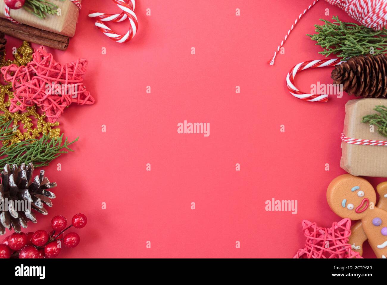 Décoration de Noël double bordure sur fond rose avec espace copie. Arrière-plan de Noël Banque D'Images