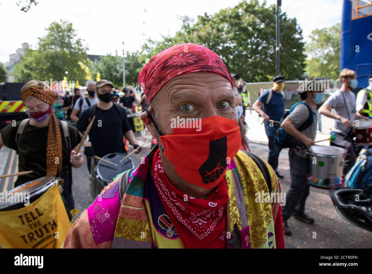 Extinction la rébellion "Shell Out" proteste contre les logos de pétrole le 8 septembre 2020 à Londres, Royaume-Uni. Le groupe environnemental s'est réuni à l'extérieur du bâtiment Shell pour protester contre l'extraction en cours des combustibles fossiles et le bilan environnemental qui en a résulté. Extinction la rébellion est un groupe de changement climatique créé en 2018 et a gagné une énorme suite de personnes engagées dans des manifestations pacifiques. Ces manifestations soulignent que le gouvernement ne fait pas assez pour éviter un changement climatique catastrophique et pour exiger que le gouvernement prenne des mesures radicales pour sauver la planète. Banque D'Images