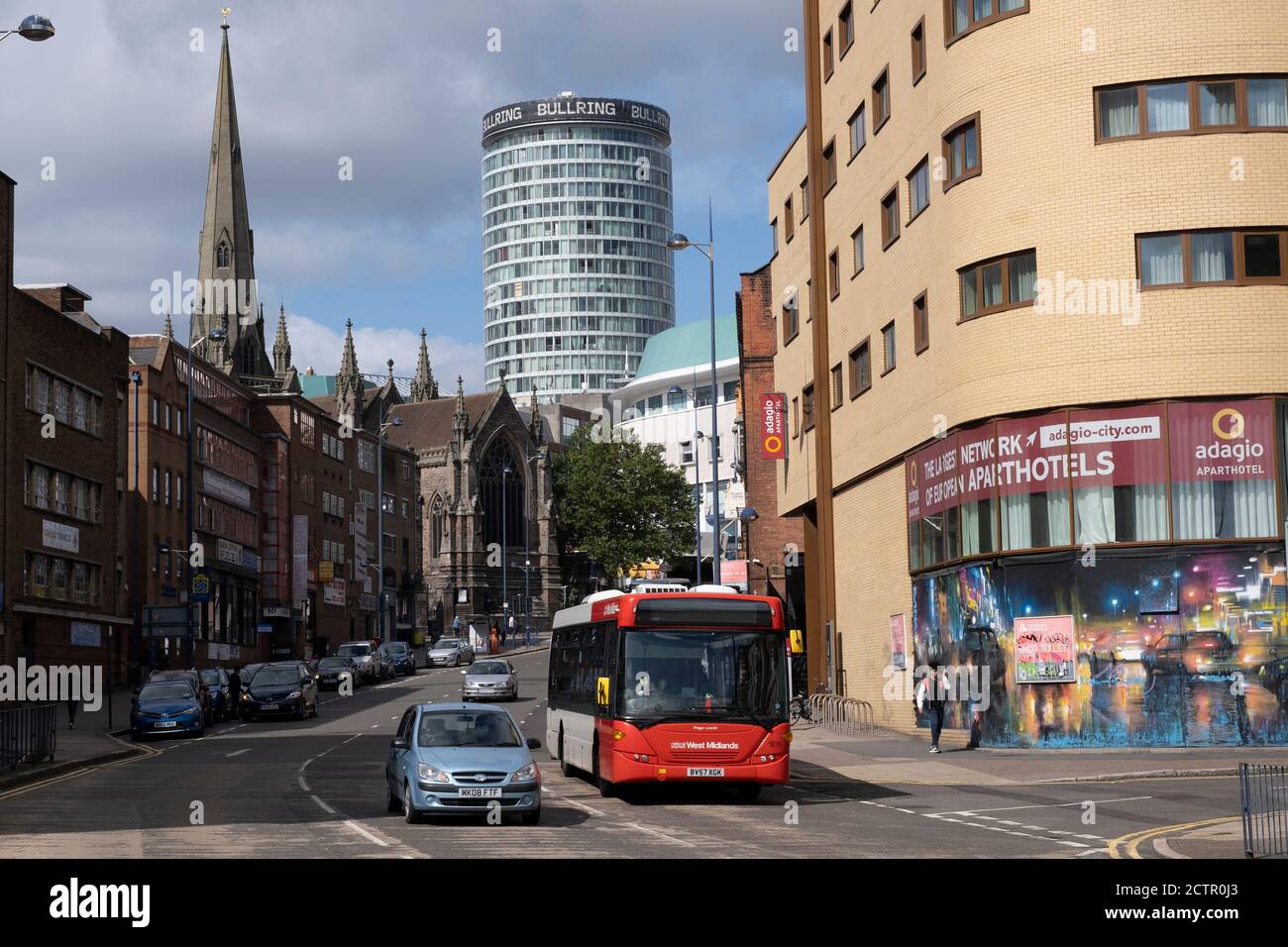 À mesure que le nombre de cas de Covid-19 à Birmingham a augmenté de façon spectaculaire au cours de la semaine dernière, des mesures de verrouillage accrues ont été annoncées pour Birmingham et d'autres régions des West Midlands. Les personnes portant des masques faciaux attendent à un arrêt de bus juste à l'extérieur du quartier commerçant dans le centre-ville le 12 septembre 2020 à Birmingham, Royaume-Uni. Avec la mise en œuvre de la règle des six, la région de Birmingham a maintenant été remontée à une zone d'intervention nationale, avec une interdiction sur les personnes qui socialisent avec des personnes en dehors de leur propre foyer, à moins qu'elles ne proviennent de la même bulle de soutien. Banque D'Images