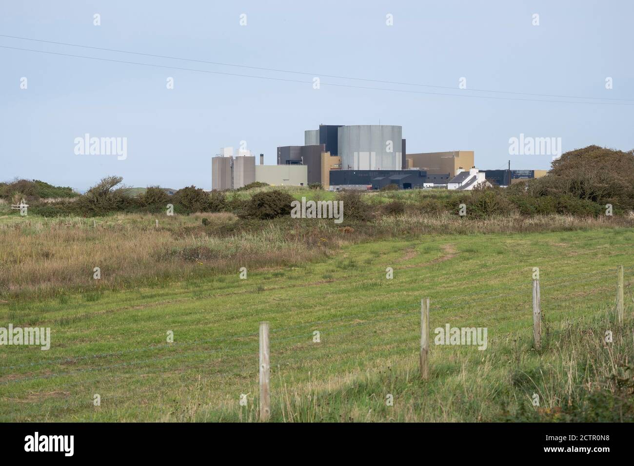 Vue vers la centrale nucléaire de Wylfa à Llandausaint le 15 septembre 2020 depuis Cemlyn, Anglesey, pays de Galles, Royaume-Uni. La centrale nucléaire de Wylfa est une ancienne centrale électrique de Magnox située à l'ouest de Cemaes Bay, sur l'île d'Anglesey, au large de la côte nord-ouest du pays de Galles. En 2012, le réacteur 2 a été arrêté. Trois ans plus tard, le réacteur 1 a été mis hors tension le 30 décembre 2015, ce qui a mis fin à 44 ans d'exploitation sur le site. Banque D'Images