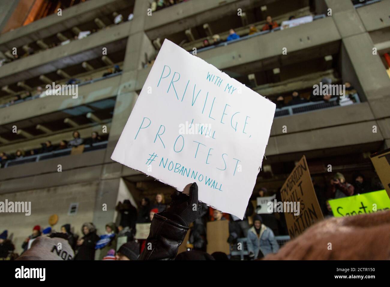 Un manifestant portant le signe « avec mon privilège, je protesterai », protestation contre l'interdiction de voyager musulmane, aéroport JFK, New York, New York, États-Unis Banque D'Images