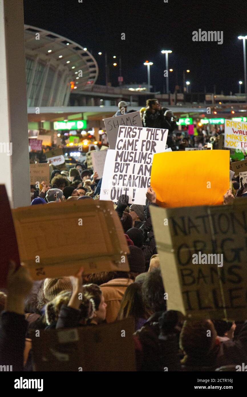 Foule tenant des panneaux pour protester contre l'interdiction de voyager musulmane, aéroport JFK, New York, New York, États-Unis Banque D'Images