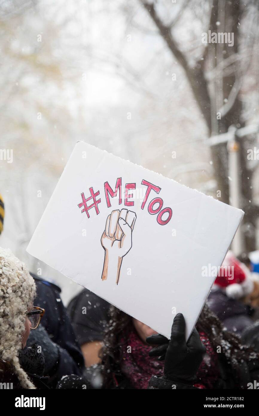 #MeToo avec Fist Sign at Me Too Protest, Columbus Circle, New York City, New York, Etats-Unis Banque D'Images