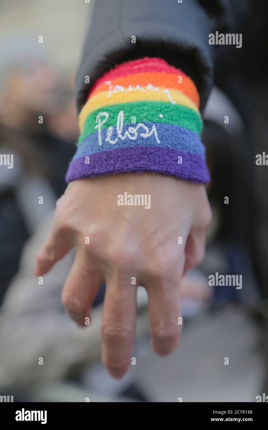 Femme portant le bracelet LGBTQ de Nancy Pelosi lors du rassemblement LGBTQ, West Village, New York City, New York, États-Unis, février 2017 Banque D'Images