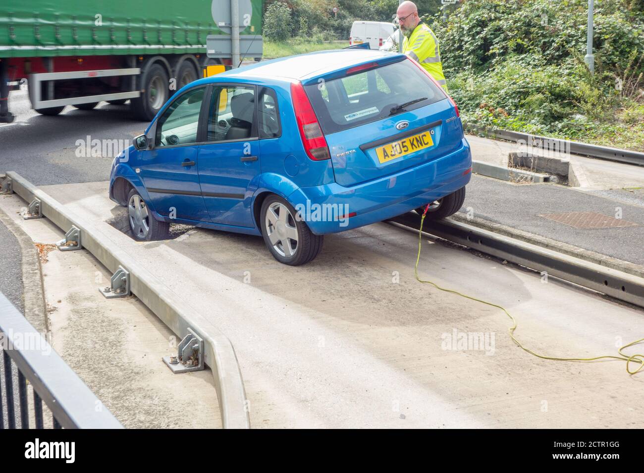 Voiture dans un piège de voiture résultant de l'utilisation illégale d'une ligne de bus guidée dans la ville de Cambridgeshire de St Ives. Banque D'Images