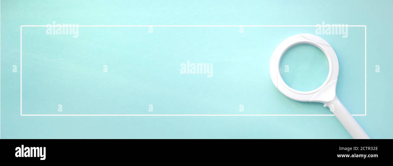 Concept de modèle d'ordinateur Web de recherche d'Internet. Prise de vue rognée de la loupe sur fond bleu avec une ombre molle Banque D'Images