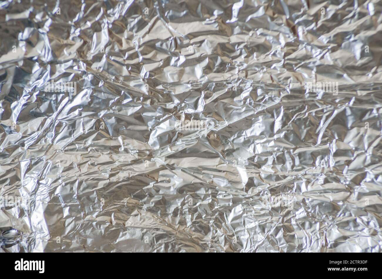 Feuille fine d'arrière-plan feuille argentée avec surface brillante et inégale Banque D'Images