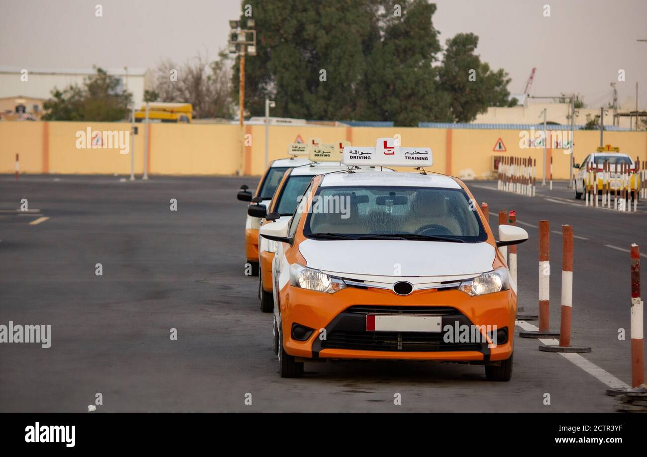 Image d'arrière-plan des voitures garées dans une école de conduite à un pays arabe Banque D'Images