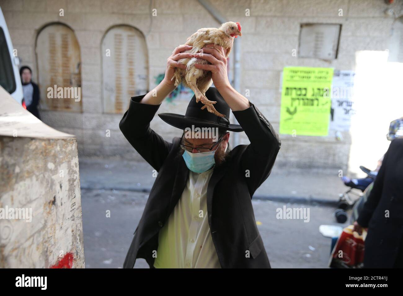Jérusalem, MEA Shearim à Jérusalem. 24 septembre 2020. Un juif ultra-orthodoxe exécute le rituel de Kaparot, où les poulets blancs sont abattus comme un geste symbolique d'expiation devant Yom Kippour, le jour juif des expiations, dans le quartier de MEA Shearim à Jérusalem, le 24 septembre 2020. Crédit: Muammar Awad/Xinhua/Alamy Live News Banque D'Images