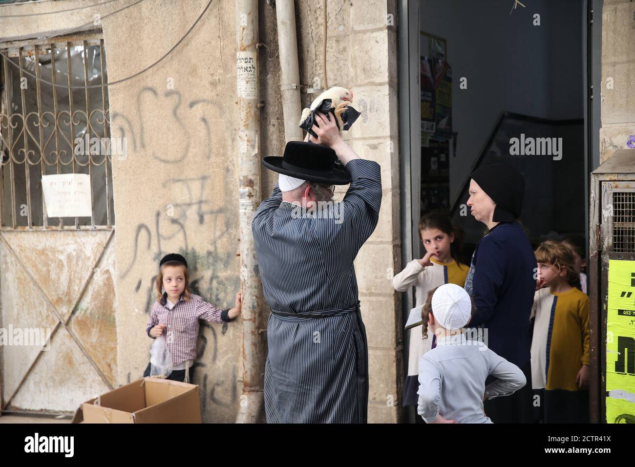 Jérusalem, MEA Shearim à Jérusalem. 24 septembre 2020. Un juif ultra-orthodoxe exécute le rituel de Kaparot, où les poulets blancs sont abattus comme un geste symbolique d'expiation devant Yom Kippour, le jour juif des expiations, dans le quartier de MEA Shearim à Jérusalem, le 24 septembre 2020. Crédit: Muammar Awad/Xinhua/Alamy Live News Banque D'Images