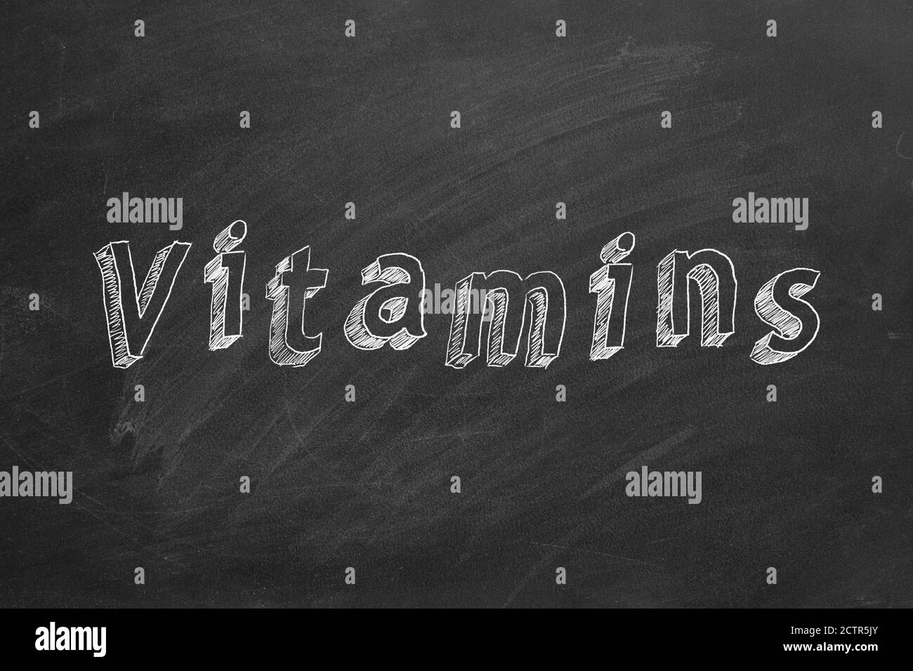 Dessin à la main du texte « vitamines » sur tableau noir. Banque D'Images