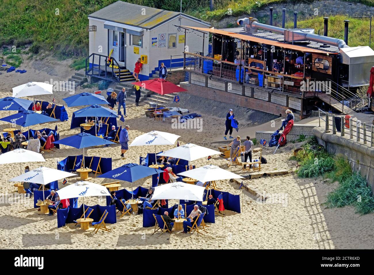 Rileys Fish Shack et clients King Edwards Bay Tynemouth Tyne Et l'usure Banque D'Images