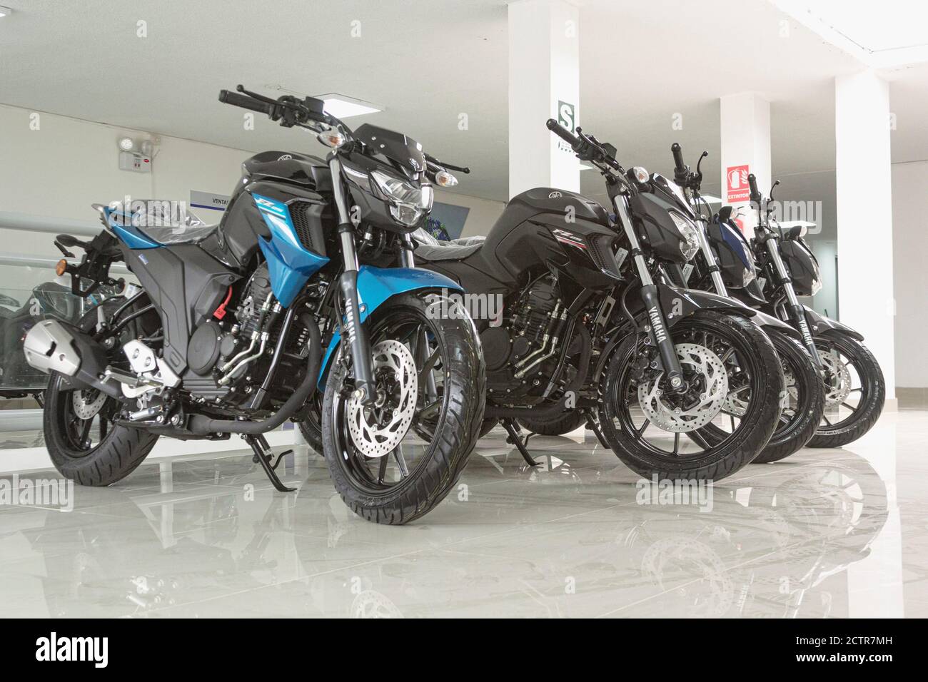 Lima, Pérou - 22 septembre 2020 : motos dans la boutique Yamaha. Nouvelles motos et accessoires dans le magasin de motos. Banque D'Images