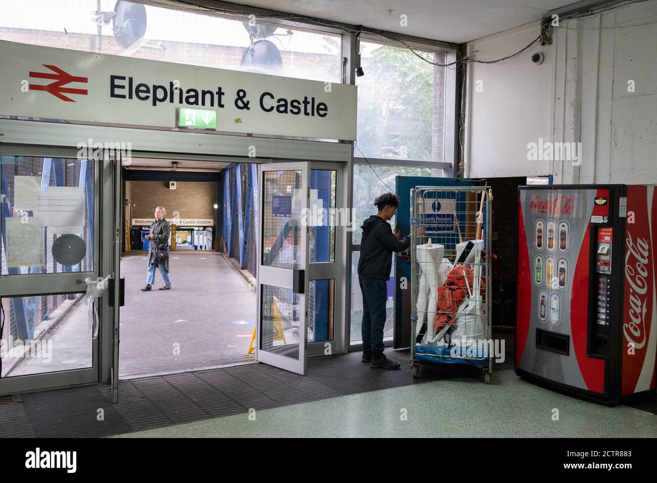 Le jour où le centre commercial Elephant & Castle ferme ses portes avant sa démolition et son réaménagement, les agents de sécurité de l'architecture et du commerce de détail des années 1960 sont emmenés par les commerçants avant que les portes ne soient fermées pour la dernière fois après 55 ans, le 24 septembre 2020, dans le sud de Londres, en Angleterre. L'architecture très critiquée du centre commercial Elephant & Castle a été ouverte en 1965, construit sur le site endommagé par la bombe de l'ancien domaine d'Elephant & Castle, construit à l'origine en 1898. Le centre abrite des restaurants, des magasins de vêtements, des entreprises de restauration rapide et des clubs où les Londoniens du sud ont fait la connaissance de li Banque D'Images
