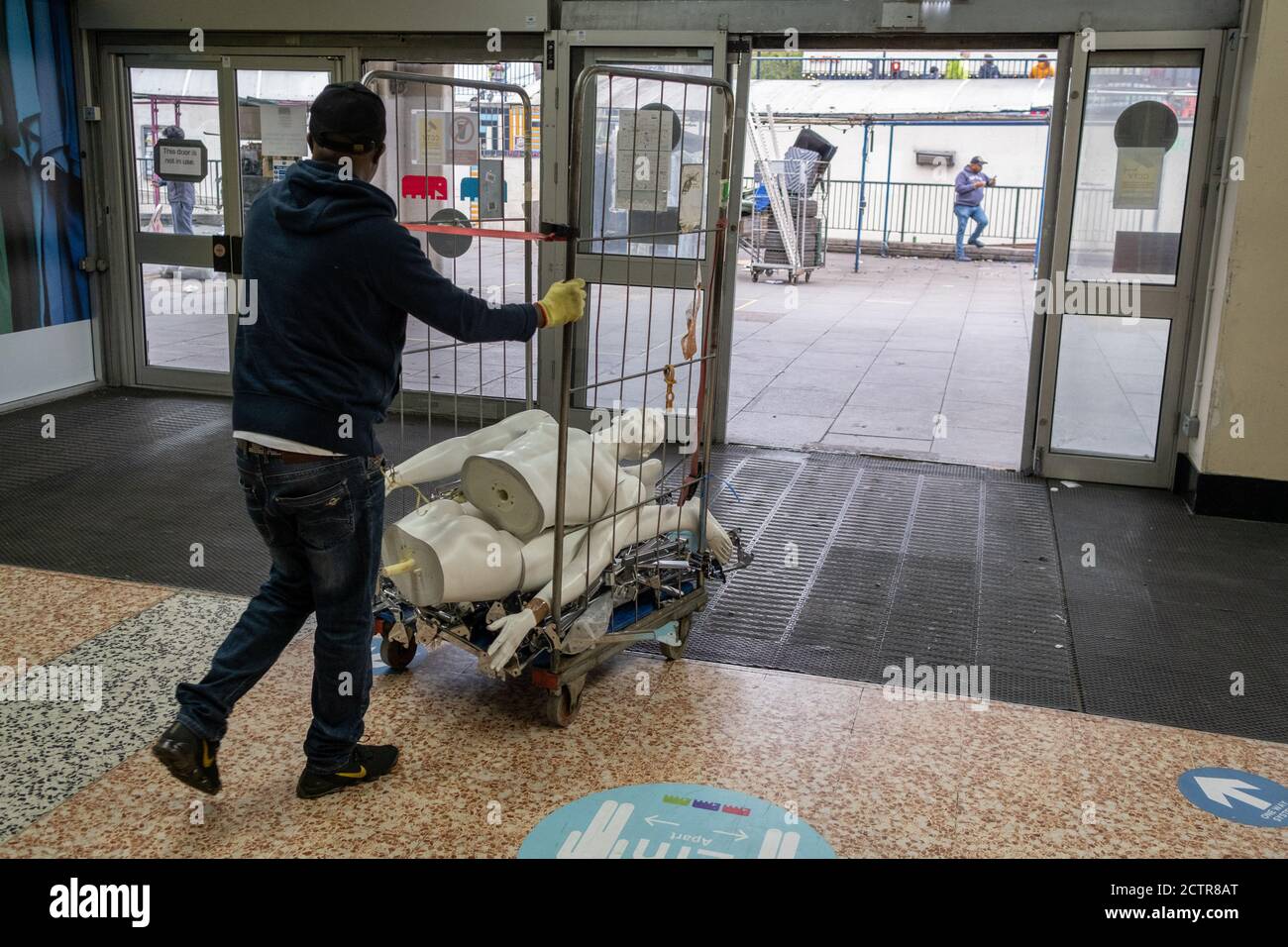 Le jour où le centre commercial Elephant & Castle ferme ses portes avant sa démolition et son réaménagement, les agents de sécurité de l'architecture et du commerce de détail des années 1960 sont emmenés par les commerçants avant que les portes ne soient fermées pour la dernière fois après 55 ans, le 24 septembre 2020, dans le sud de Londres, en Angleterre. L'architecture très critiquée du centre commercial Elephant & Castle a été ouverte en 1965, construit sur le site endommagé par la bombe de l'ancien domaine d'Elephant & Castle, construit à l'origine en 1898. Le centre abrite des restaurants, des magasins de vêtements, des entreprises de restauration rapide et des clubs où les Londoniens du sud ont fait la connaissance de li Banque D'Images