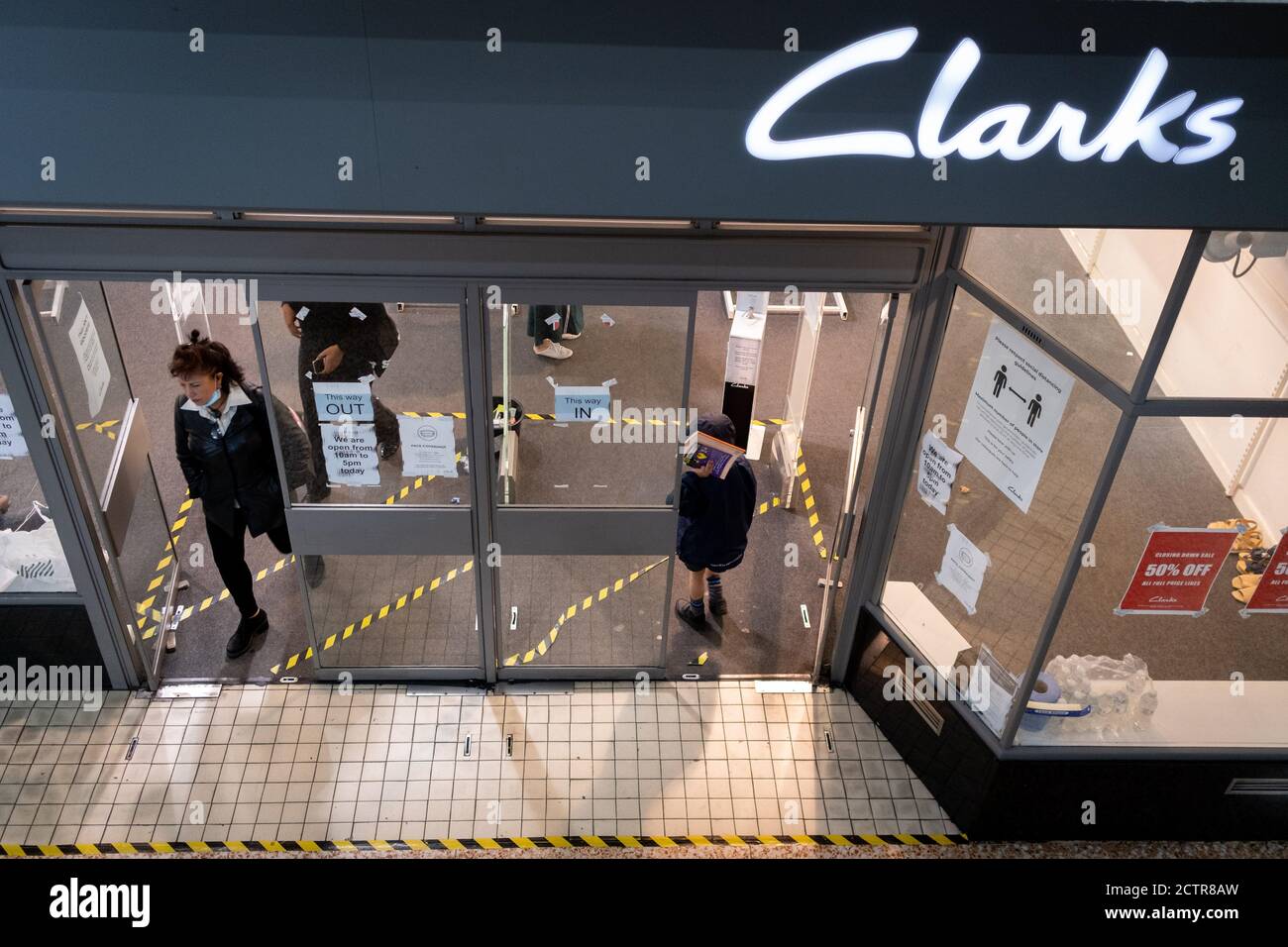 Le jour où le centre commercial Elephant & Castle ferme ses portes avant sa démolition et son réaménagement, les agents de sécurité de l'architecture et du commerce de détail des années 1960 sont emmenés par les commerçants avant que les portes ne soient fermées pour la dernière fois après 55 ans, le 24 septembre 2020, dans le sud de Londres, en Angleterre. L'architecture très critiquée du centre commercial Elephant & Castle a été ouverte en 1965, construit sur le site endommagé par la bombe de l'ancien domaine d'Elephant & Castle, construit à l'origine en 1898. Le centre abrite des restaurants, des magasins de vêtements, des entreprises de restauration rapide et des clubs où les Londoniens du sud ont fait la connaissance de li Banque D'Images