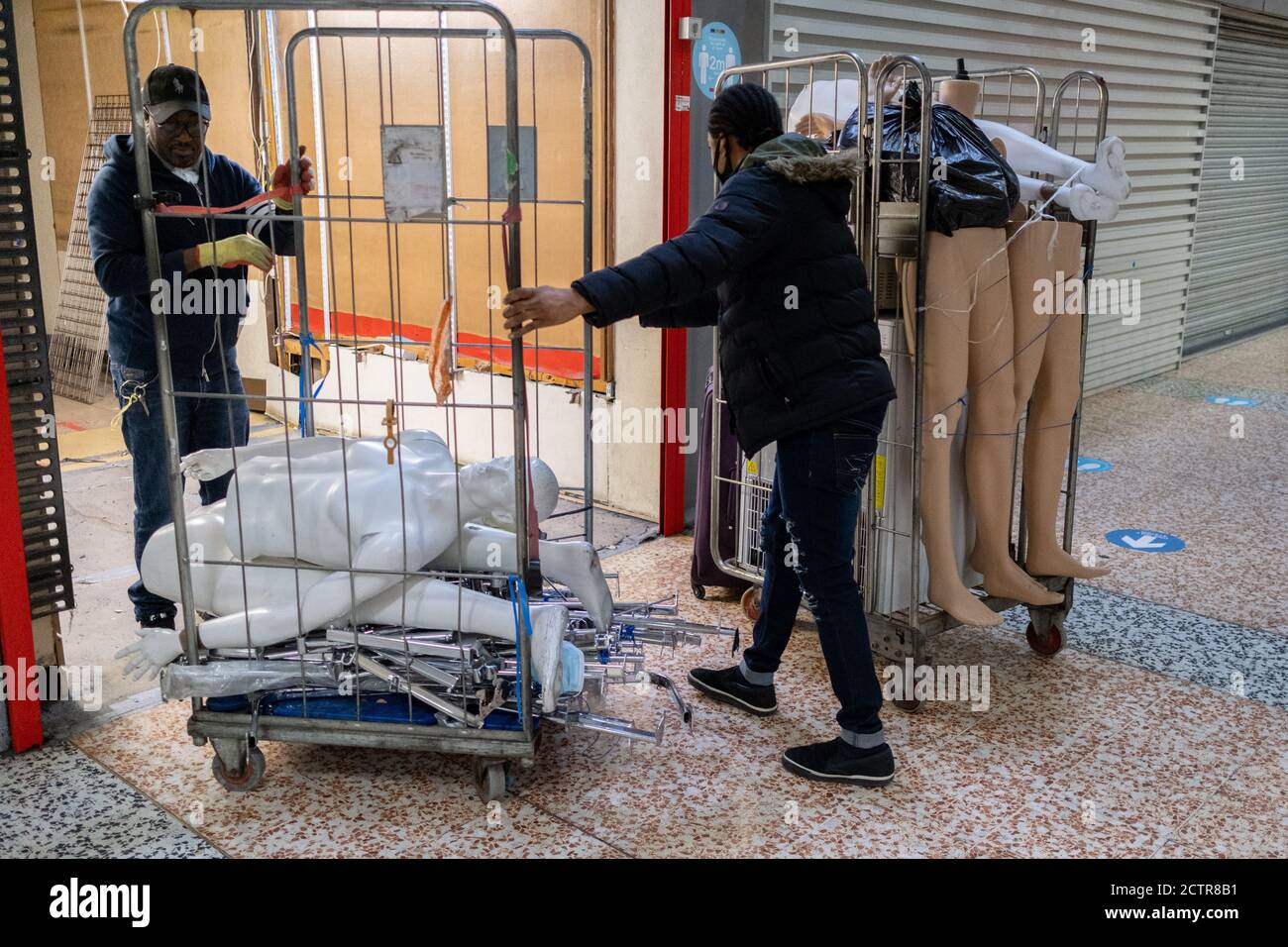 Le jour où le centre commercial Elephant & Castle ferme ses portes avant sa démolition et son réaménagement, les agents de sécurité de l'architecture et du commerce de détail des années 1960 sont emmenés par les commerçants avant que les portes ne soient fermées pour la dernière fois après 55 ans, le 24 septembre 2020, dans le sud de Londres, en Angleterre. L'architecture très critiquée du centre commercial Elephant & Castle a été ouverte en 1965, construit sur le site endommagé par la bombe de l'ancien domaine d'Elephant & Castle, construit à l'origine en 1898. Le centre abrite des restaurants, des magasins de vêtements, des entreprises de restauration rapide et des clubs où les Londoniens du sud ont fait la connaissance de li Banque D'Images