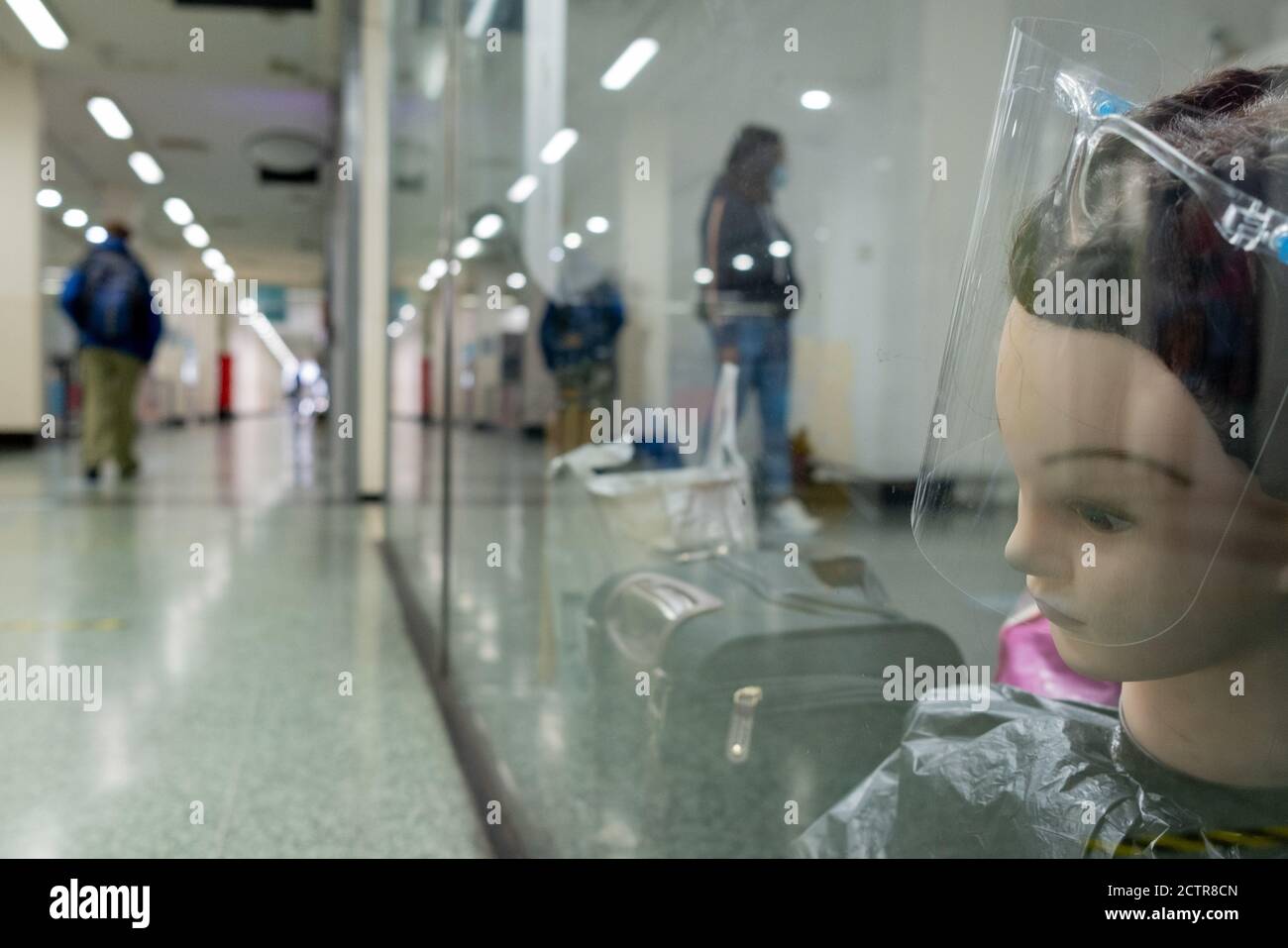 Le jour où le centre commercial Elephant & Castle ferme ses portes avant sa démolition et son réaménagement, les agents de sécurité de l'architecture et du commerce de détail des années 1960 sont emmenés par les commerçants avant que les portes ne soient fermées pour la dernière fois après 55 ans, le 24 septembre 2020, dans le sud de Londres, en Angleterre. L'architecture très critiquée du centre commercial Elephant & Castle a été ouverte en 1965, construit sur le site endommagé par la bombe de l'ancien domaine d'Elephant & Castle, construit à l'origine en 1898. Le centre abrite des restaurants, des magasins de vêtements, des entreprises de restauration rapide et des clubs où les Londoniens du sud ont fait la connaissance de li Banque D'Images