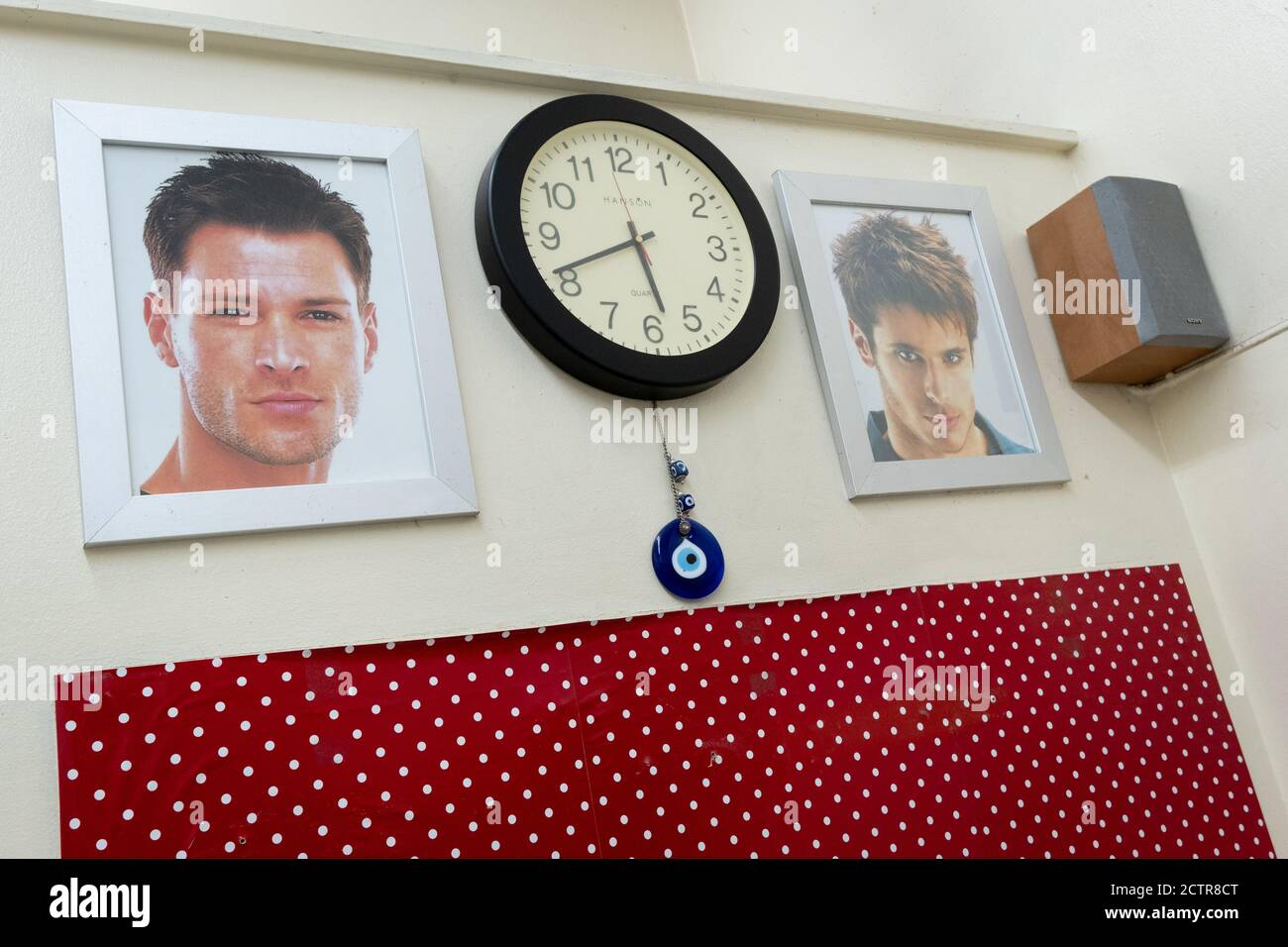 Le jour où le centre commercial Elephant & Castle ferme ses portes avant sa démolition et son réaménagement, les agents de sécurité de l'architecture et du commerce de détail des années 1960 sont emmenés par les commerçants avant que les portes ne soient fermées pour la dernière fois après 55 ans, le 24 septembre 2020, dans le sud de Londres, en Angleterre. L'architecture très critiquée du centre commercial Elephant & Castle a été ouverte en 1965, construit sur le site endommagé par la bombe de l'ancien domaine d'Elephant & Castle, construit à l'origine en 1898. Le centre abrite des restaurants, des magasins de vêtements, des entreprises de restauration rapide et des clubs où les Londoniens du sud ont fait la connaissance de li Banque D'Images