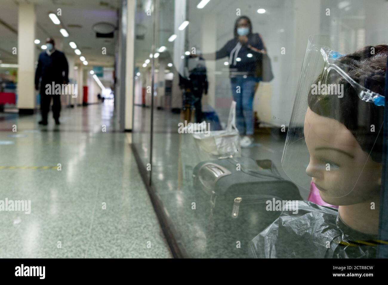 Le jour où le centre commercial Elephant & Castle ferme ses portes avant sa démolition et son réaménagement, les agents de sécurité de l'architecture et du commerce de détail des années 1960 sont emmenés par les commerçants avant que les portes ne soient fermées pour la dernière fois après 55 ans, le 24 septembre 2020, dans le sud de Londres, en Angleterre. L'architecture très critiquée du centre commercial Elephant & Castle a été ouverte en 1965, construit sur le site endommagé par la bombe de l'ancien domaine d'Elephant & Castle, construit à l'origine en 1898. Le centre abrite des restaurants, des magasins de vêtements, des entreprises de restauration rapide et des clubs où les Londoniens du sud ont fait la connaissance de li Banque D'Images