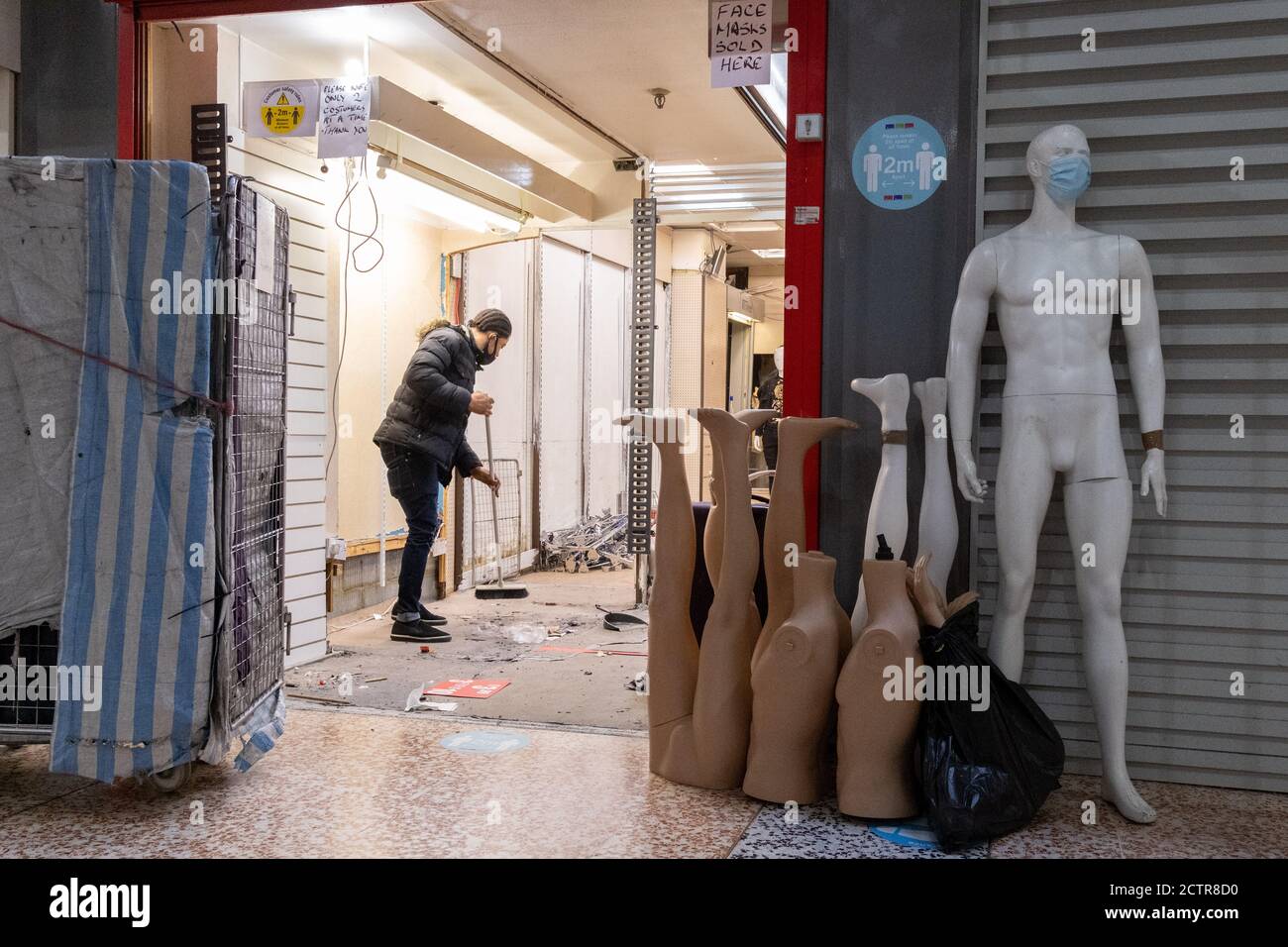 Le jour où le centre commercial Elephant & Castle ferme ses portes avant sa démolition et son réaménagement, les agents de sécurité de l'architecture et du commerce de détail des années 1960 sont emmenés par les commerçants avant que les portes ne soient fermées pour la dernière fois après 55 ans, le 24 septembre 2020, dans le sud de Londres, en Angleterre. L'architecture très critiquée du centre commercial Elephant & Castle a été ouverte en 1965, construit sur le site endommagé par la bombe de l'ancien domaine d'Elephant & Castle, construit à l'origine en 1898. Le centre abrite des restaurants, des magasins de vêtements, des entreprises de restauration rapide et des clubs où les Londoniens du sud ont fait la connaissance de li Banque D'Images