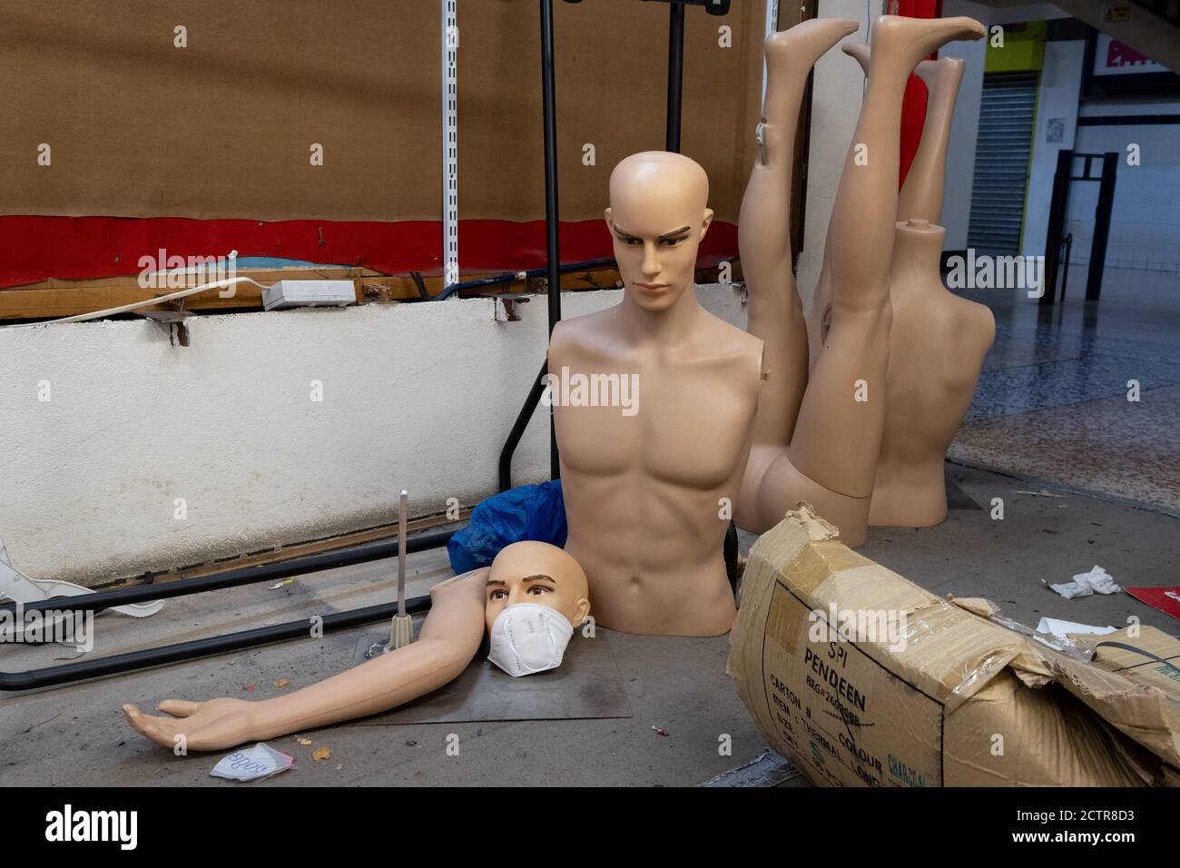 Le jour où le centre commercial Elephant & Castle ferme ses portes avant sa démolition et son réaménagement, les agents de sécurité de l'architecture et du commerce de détail des années 1960 sont emmenés par les commerçants avant que les portes ne soient fermées pour la dernière fois après 55 ans, le 24 septembre 2020, dans le sud de Londres, en Angleterre. L'architecture très critiquée du centre commercial Elephant & Castle a été ouverte en 1965, construit sur le site endommagé par la bombe de l'ancien domaine d'Elephant & Castle, construit à l'origine en 1898. Le centre abrite des restaurants, des magasins de vêtements, des entreprises de restauration rapide et des clubs où les Londoniens du sud ont fait la connaissance de li Banque D'Images