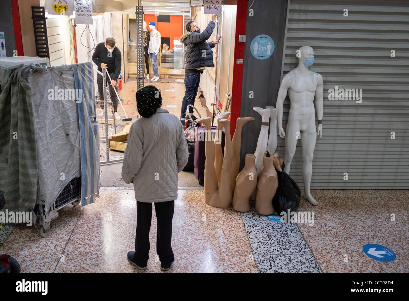 Le jour où le centre commercial Elephant & Castle ferme ses portes avant sa démolition et son réaménagement, les agents de sécurité de l'architecture et du commerce de détail des années 1960 sont emmenés par les commerçants avant que les portes ne soient fermées pour la dernière fois après 55 ans, le 24 septembre 2020, dans le sud de Londres, en Angleterre. L'architecture très critiquée du centre commercial Elephant & Castle a été ouverte en 1965, construit sur le site endommagé par la bombe de l'ancien domaine d'Elephant & Castle, construit à l'origine en 1898. Le centre abrite des restaurants, des magasins de vêtements, des entreprises de restauration rapide et des clubs où les Londoniens du sud ont fait la connaissance de li Banque D'Images