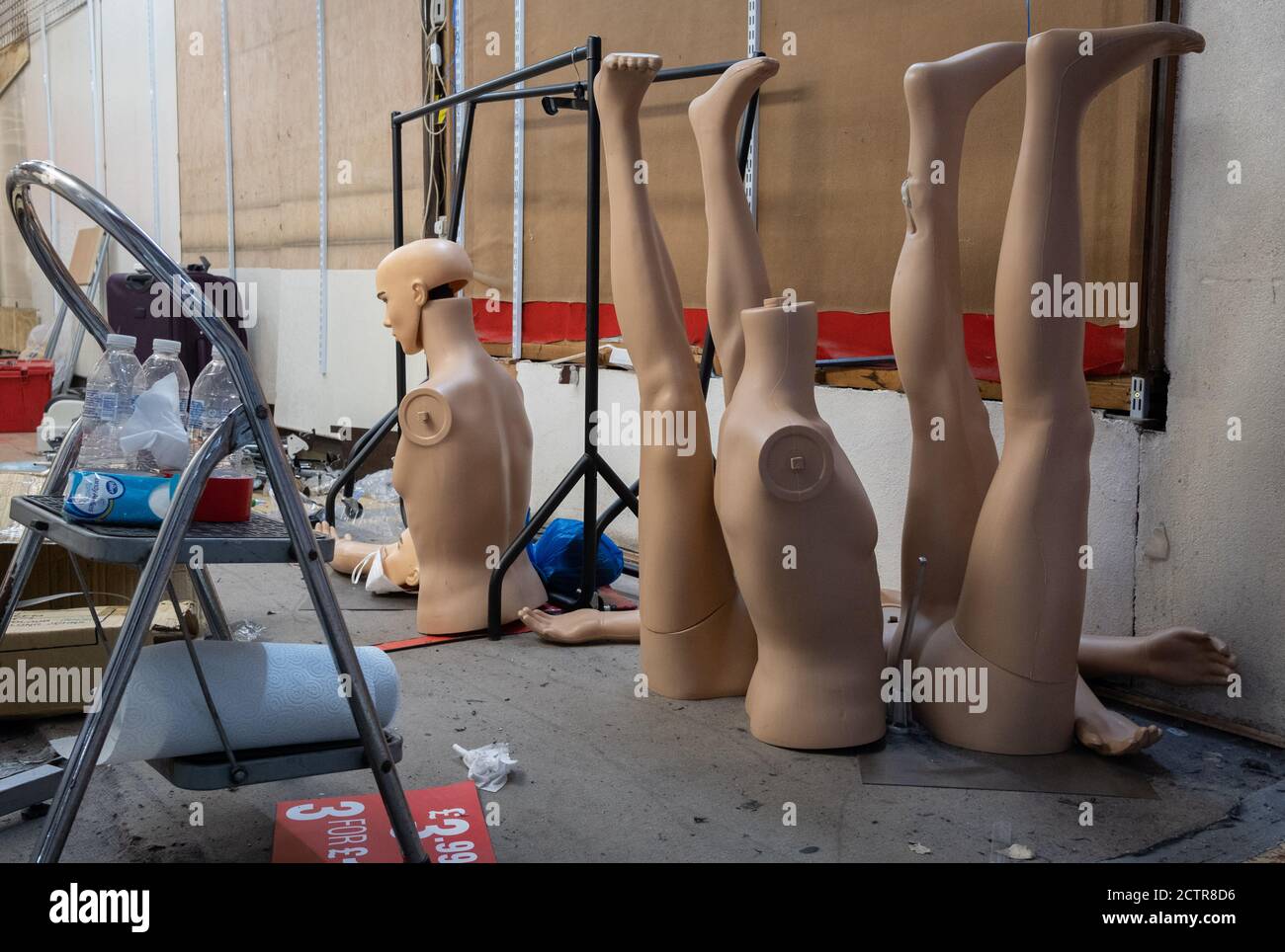 Le jour où le centre commercial Elephant & Castle ferme ses portes avant sa démolition et son réaménagement, les agents de sécurité de l'architecture et du commerce de détail des années 1960 sont emmenés par les commerçants avant que les portes ne soient fermées pour la dernière fois après 55 ans, le 24 septembre 2020, dans le sud de Londres, en Angleterre. L'architecture très critiquée du centre commercial Elephant & Castle a été ouverte en 1965, construit sur le site endommagé par la bombe de l'ancien domaine d'Elephant & Castle, construit à l'origine en 1898. Le centre abrite des restaurants, des magasins de vêtements, des entreprises de restauration rapide et des clubs où les Londoniens du sud ont fait la connaissance de li Banque D'Images
