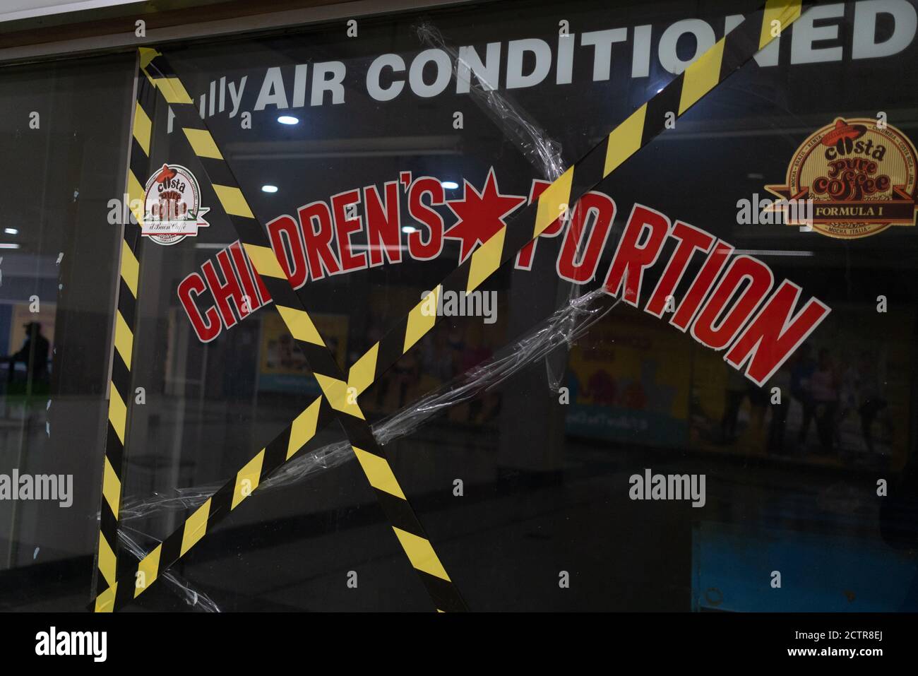 Le jour où le centre commercial Elephant & Castle ferme ses portes avant sa démolition et son réaménagement, les agents de sécurité de l'architecture et du commerce de détail des années 1960 sont emmenés par les commerçants avant que les portes ne soient fermées pour la dernière fois après 55 ans, le 24 septembre 2020, dans le sud de Londres, en Angleterre. L'architecture très critiquée du centre commercial Elephant & Castle a été ouverte en 1965, construit sur le site endommagé par la bombe de l'ancien domaine d'Elephant & Castle, construit à l'origine en 1898. Le centre abrite des restaurants, des magasins de vêtements, des entreprises de restauration rapide et des clubs où les Londoniens du sud ont fait la connaissance de li Banque D'Images