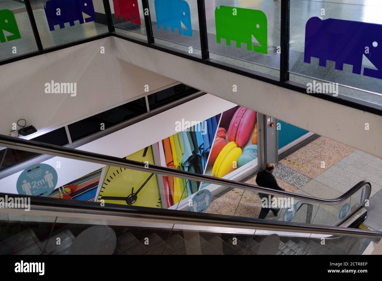 Le jour où le centre commercial Elephant & Castle ferme ses portes avant sa démolition et son réaménagement, les agents de sécurité de l'architecture et du commerce de détail des années 1960 sont emmenés par les commerçants avant que les portes ne soient fermées pour la dernière fois après 55 ans, le 24 septembre 2020, dans le sud de Londres, en Angleterre. L'architecture très critiquée du centre commercial Elephant & Castle a été ouverte en 1965, construit sur le site endommagé par la bombe de l'ancien domaine d'Elephant & Castle, construit à l'origine en 1898. Le centre abrite des restaurants, des magasins de vêtements, des entreprises de restauration rapide et des clubs où les Londoniens du sud ont fait la connaissance de li Banque D'Images