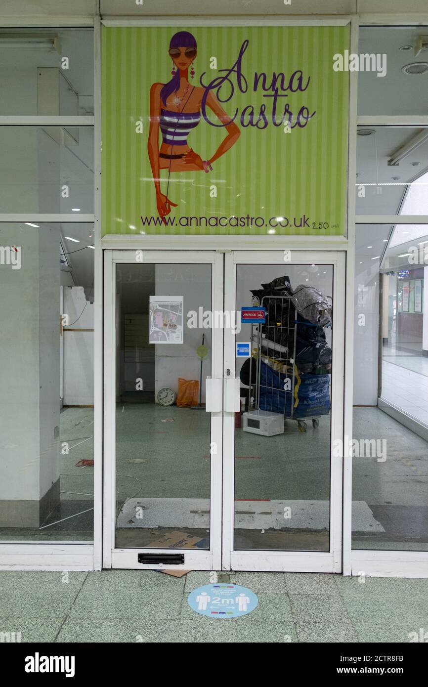 Le jour où le centre commercial Elephant & Castle ferme ses portes avant sa démolition et son réaménagement, les agents de sécurité de l'architecture et du commerce de détail des années 1960 sont emmenés par les commerçants avant que les portes ne soient fermées pour la dernière fois après 55 ans, le 24 septembre 2020, dans le sud de Londres, en Angleterre. L'architecture très critiquée du centre commercial Elephant & Castle a été ouverte en 1965, construit sur le site endommagé par la bombe de l'ancien domaine d'Elephant & Castle, construit à l'origine en 1898. Le centre abrite des restaurants, des magasins de vêtements, des entreprises de restauration rapide et des clubs où les Londoniens du sud ont fait la connaissance de li Banque D'Images