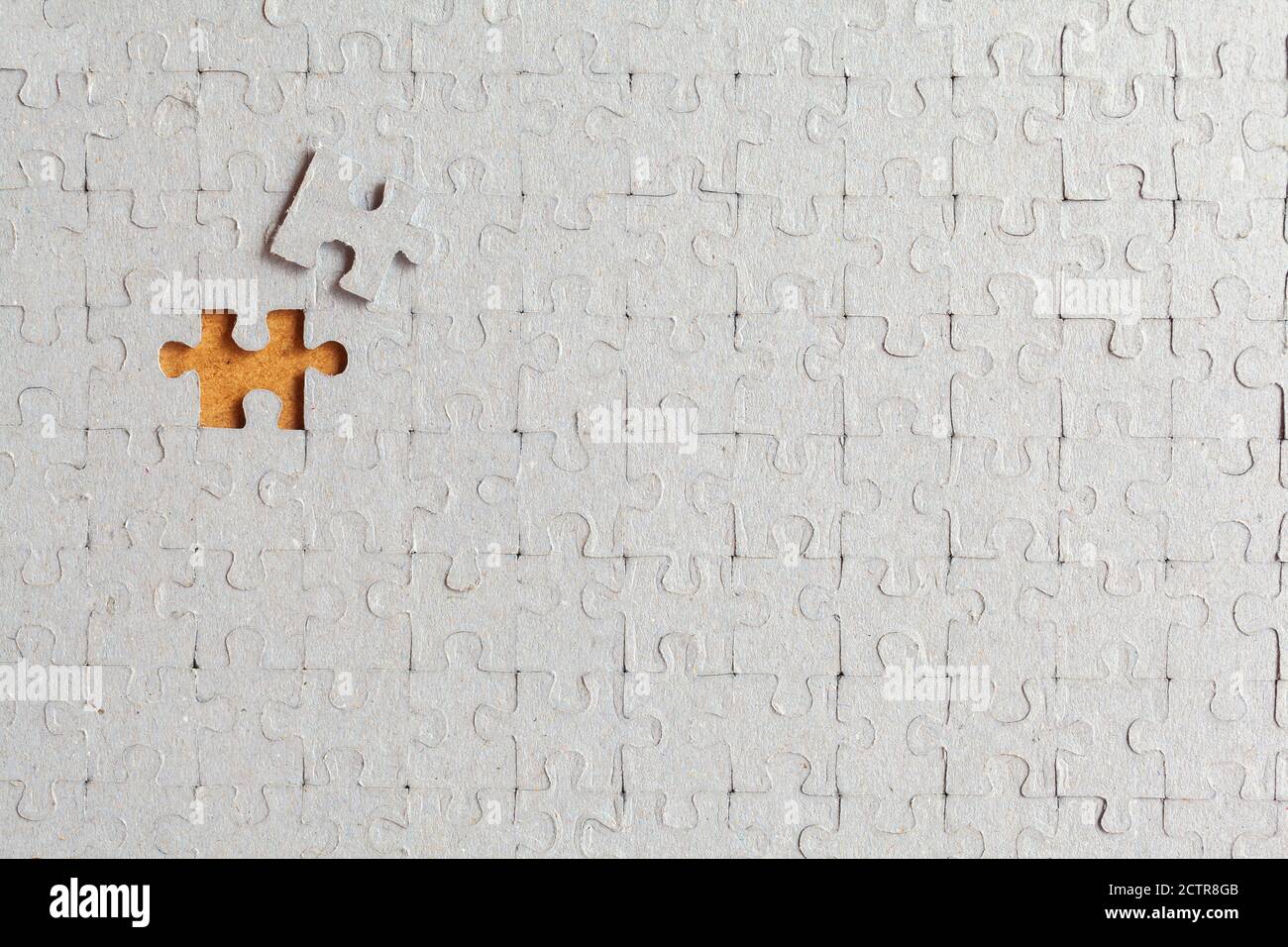 Puzzle démonté avec une dernière mauvaise pièce impossible à remplir Banque D'Images
