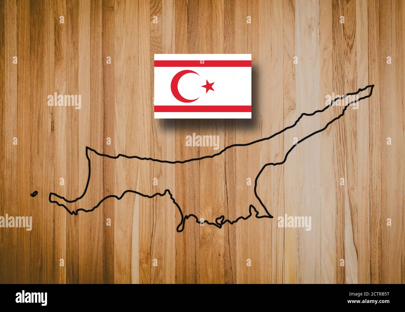 Carte et drapeau de Chypre du Nord, officiellement la République turque de Chypre du Nord. Pays d'Asie, sur fond de bois, illustration 3D Banque D'Images
