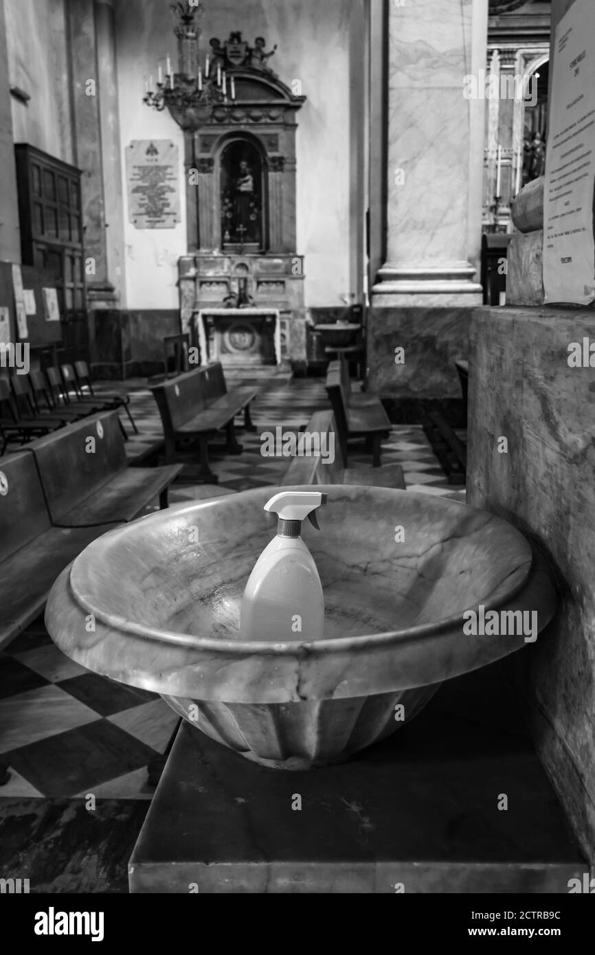 Zafferana Etnea - 07 2020: Covid-19, désinfectant remplace l'eau sainte Banque D'Images Zafferana Etnea - 07 2020: Covid-19, désinfectant remplace l'eau sainte Banque D'Images