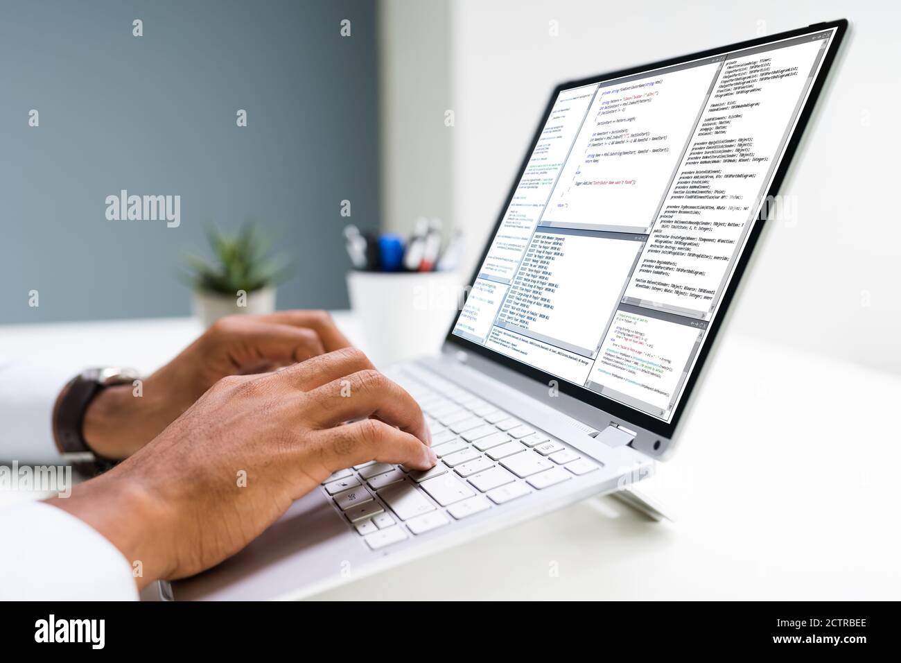 Développeur de logiciels écrivant du code informatique au travail Banque D'Images