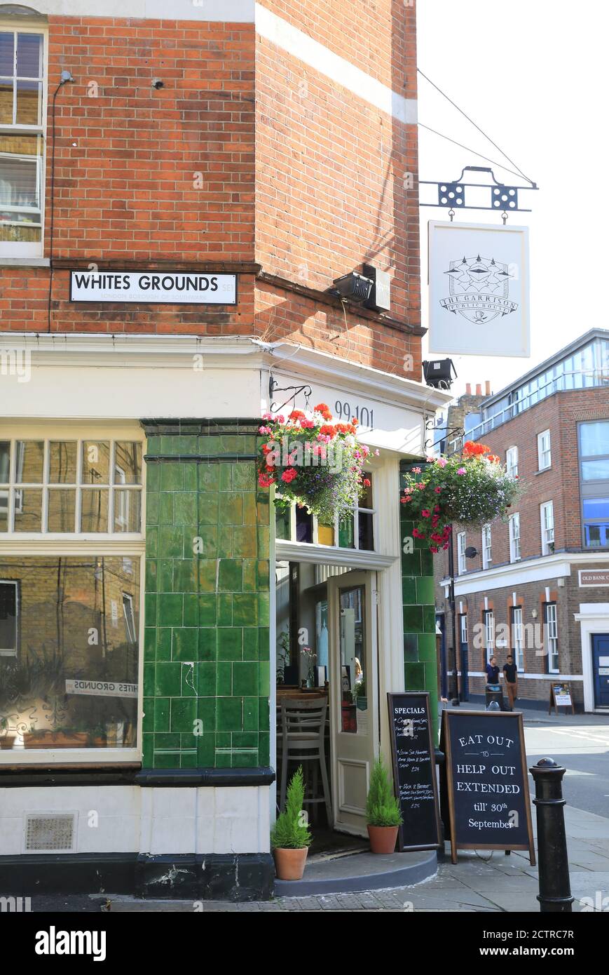 The Pretty Garrison Pub on Whites Ground et Bermondsey Street à Southwark, se Londres, Royaume-Uni Banque D'Images