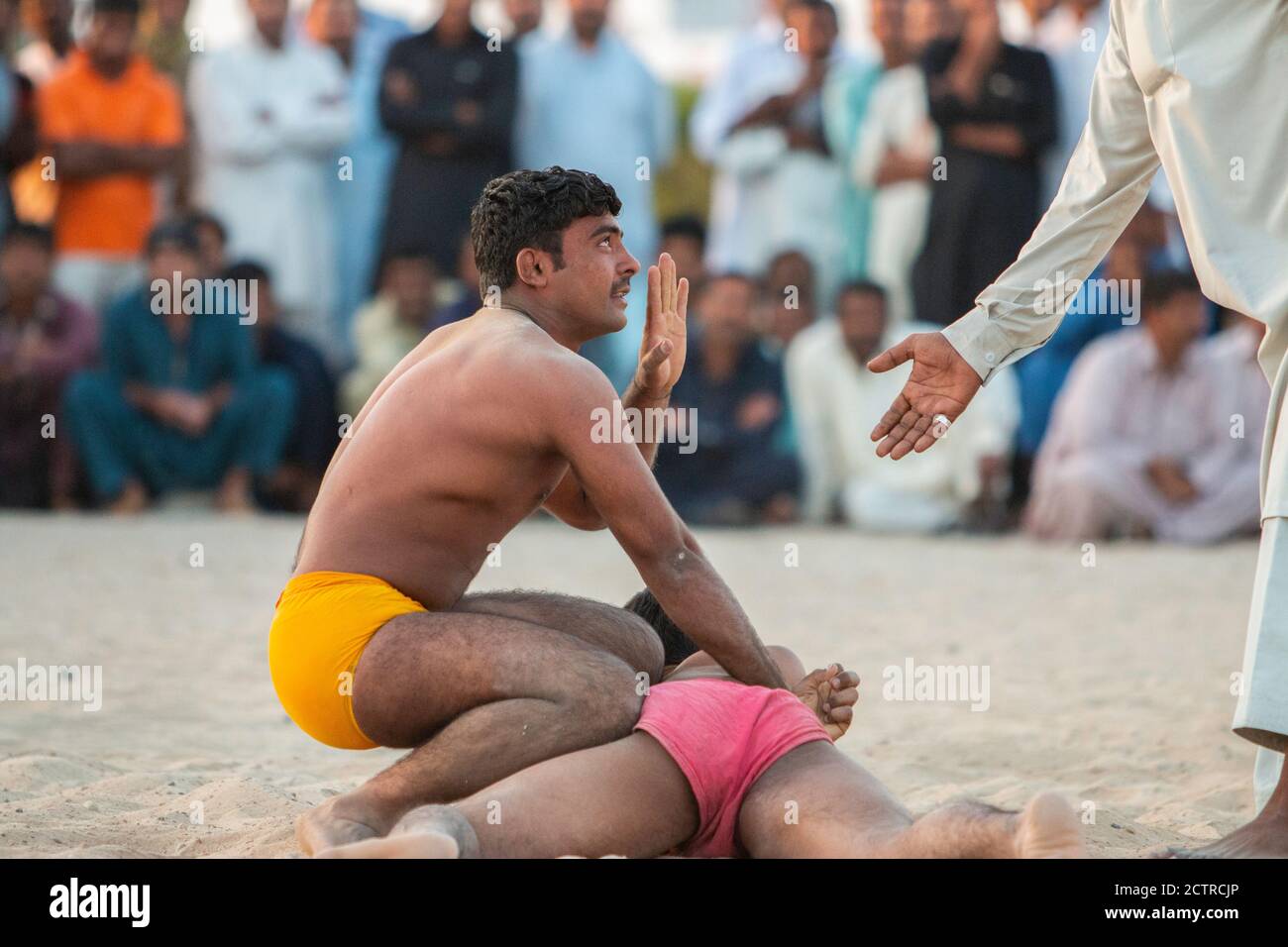 Arbitre questions manœuvre d'un lutteur de Kushti contre un autre à Dubaï, Émirats arabes Unis (eau) Banque D'Images