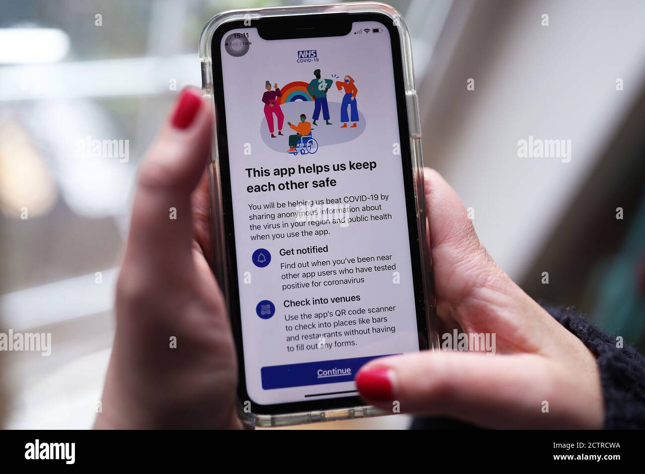 La nouvelle application de recherche de contacts du coronavirus sur un iPhone, lancée en Angleterre et au pays de Galles jeudi matin. Banque D'Images
