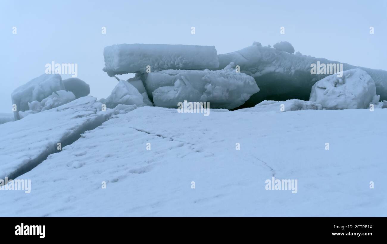 Énorme crête de buttes de glace après une puissante tempête d'hiver. Climat et changements climatiques Banque D'Images