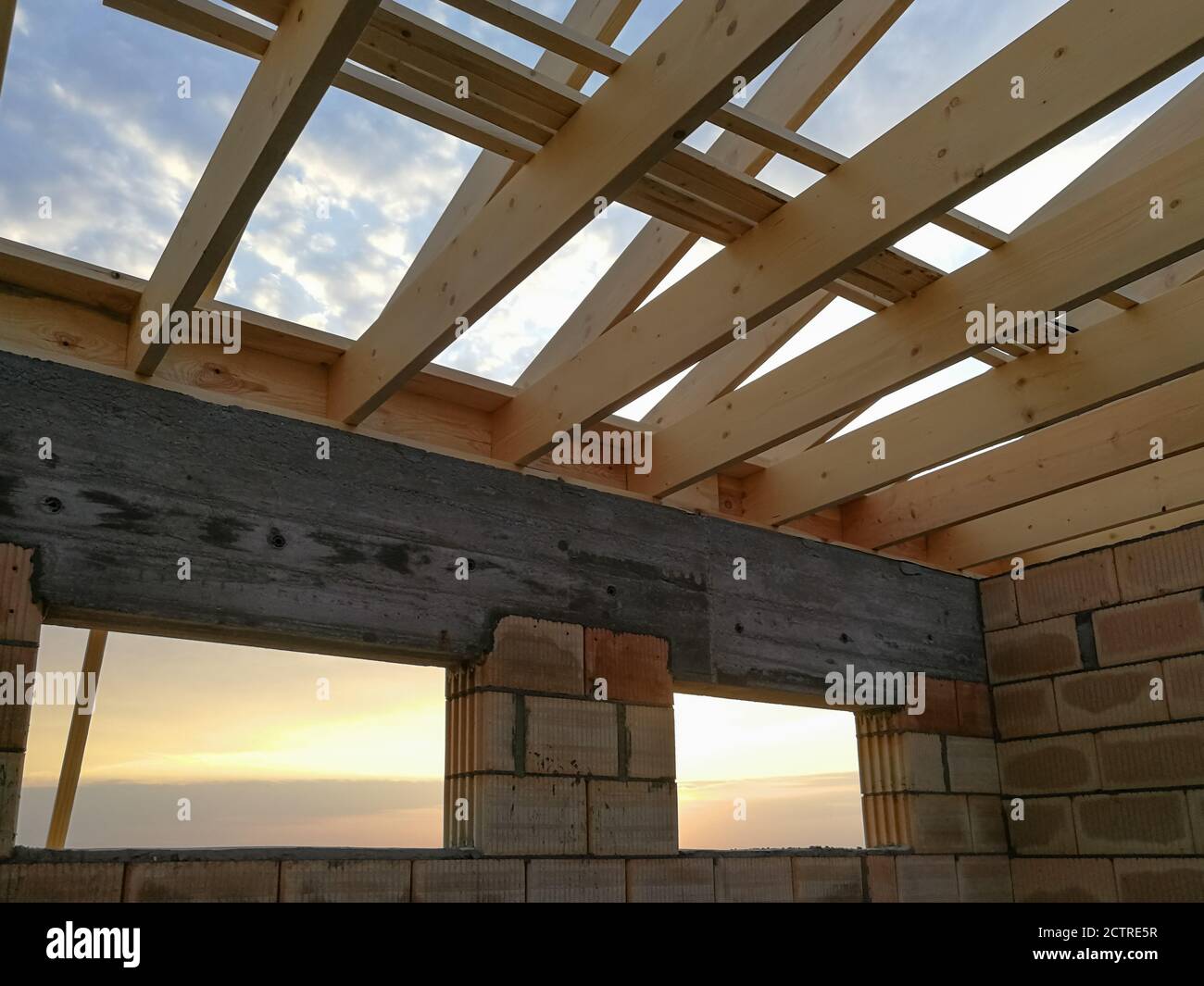 Poutres en bois pour la construction d'un nouveau toit sur le chantier de construction Banque D'Images