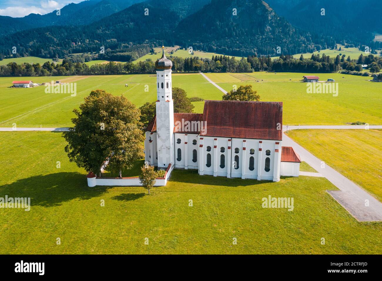 Vue aérienne de l'église près de Schwangau le jour d'été, Alpes en arrière-plan Banque D'Images