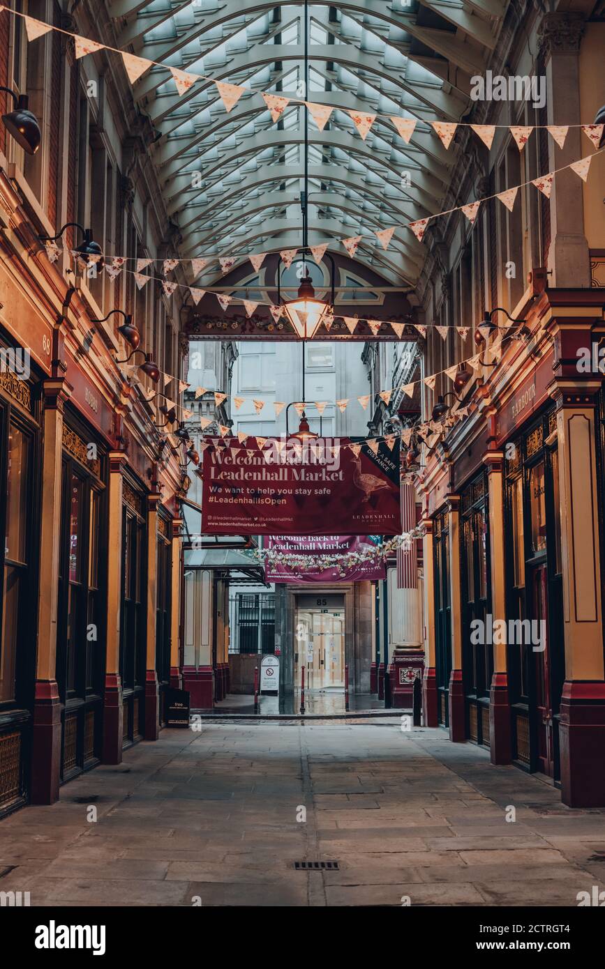 Londres, Royaume-Uni - 24 août 2020 : banderole, décoration et bannière de bienvenue à l'arcade de Leadenhall Market, marché populaire à Londres qui a été construit dans le 1 Banque D'Images