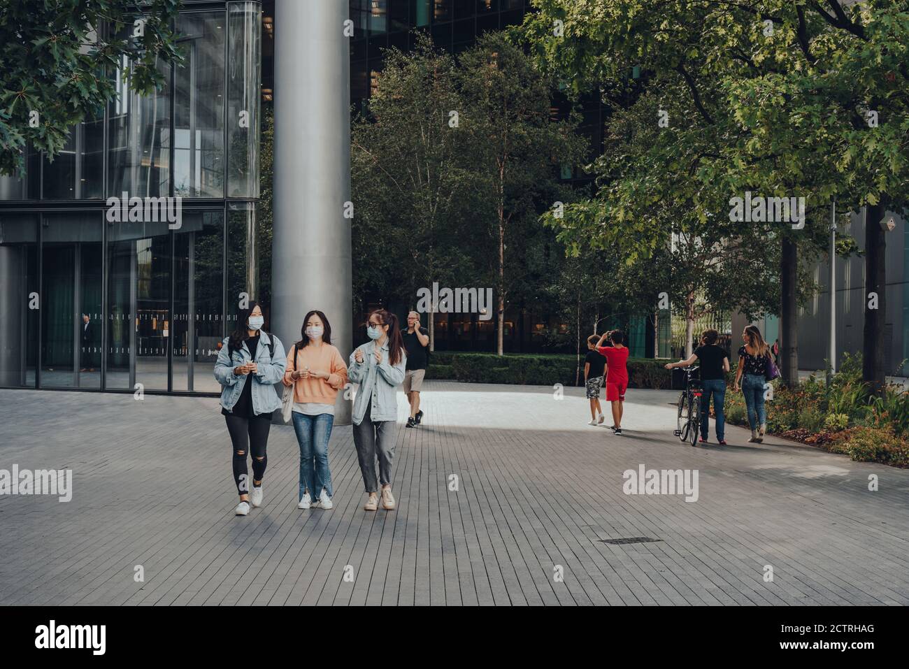 Londres, Royaume-Uni - 25 août 2020 : les femmes dans les masques de visage marchent sur plus de Londres, une partie de la région de London Bridge City qui inclut l'hôtel de ville, la Scoop amphit Banque D'Images
