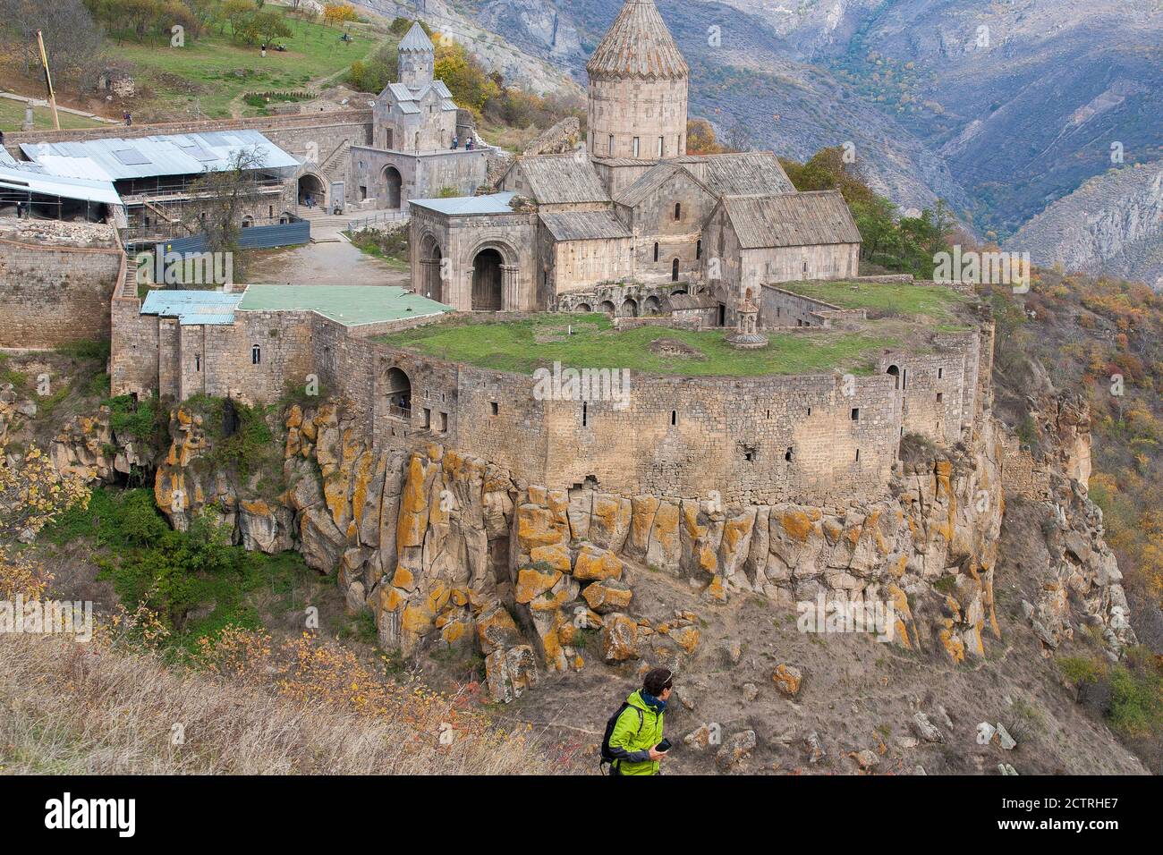 Le monastère de Tatev, vu d'une colline adjacente, montre son emplacement éloigné et ses fortifications impénétrables. Arménie. Banque D'Images