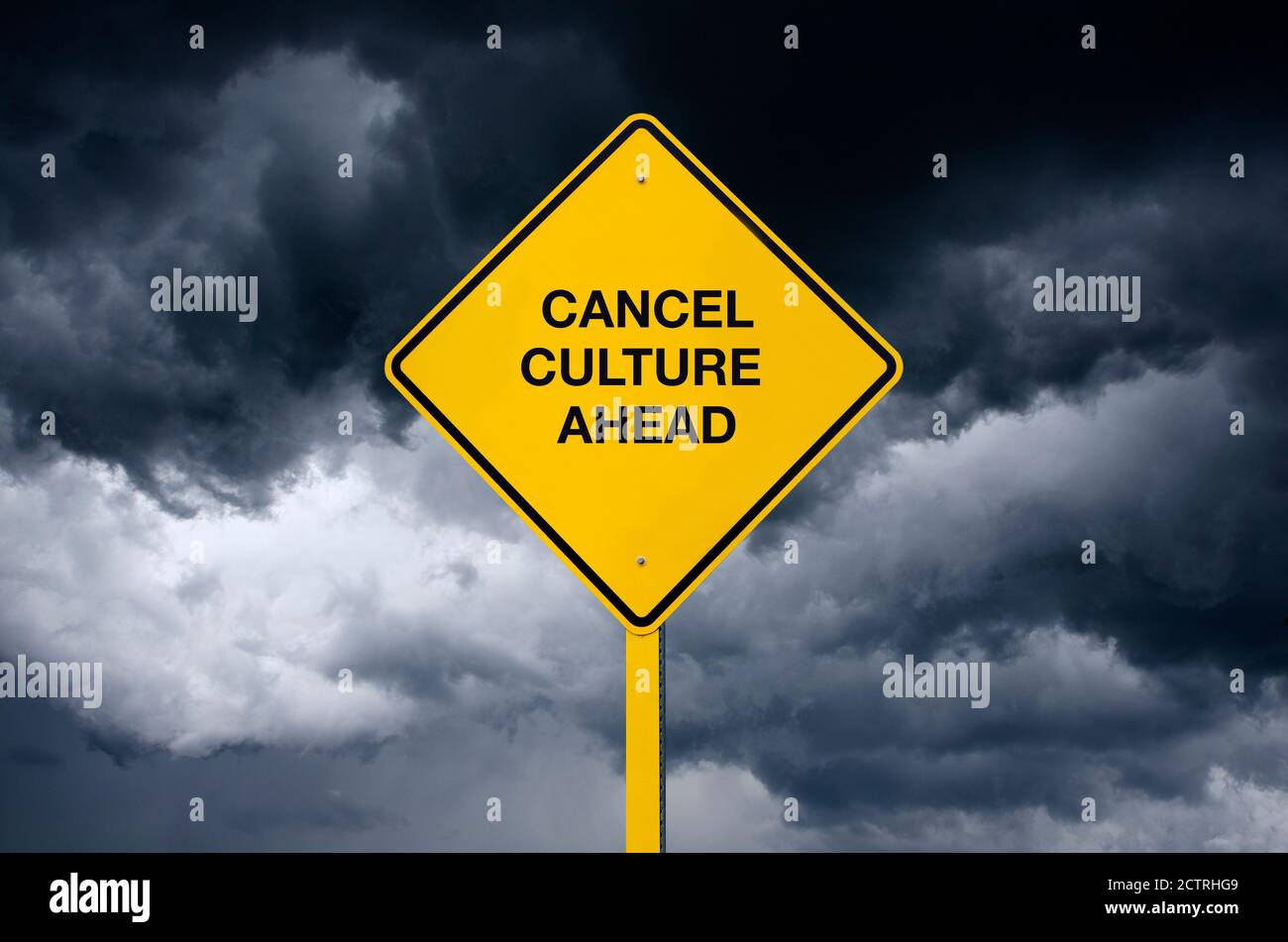 Annuler le panneau de route de la culture devant les nuages de tempête sombre Banque D'Images