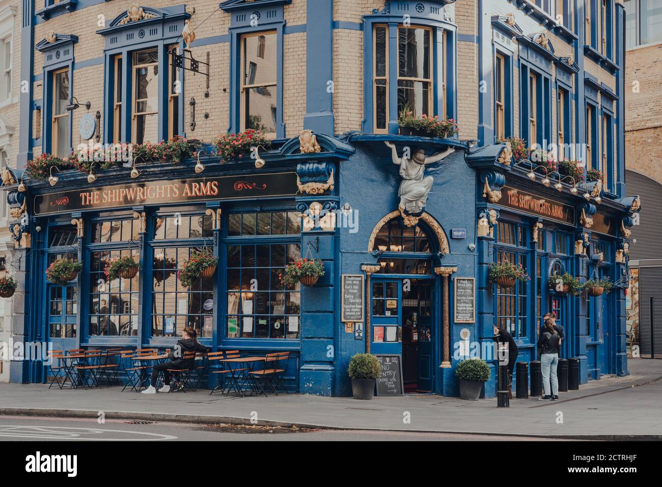 Londres, Royaume-Uni - 25 août 2020 : extérieur de Shipwrights Arms, un pub anglais traditionnel situé à London Bridge, Londres, qui a été construit au milieu de la fin Banque D'Images