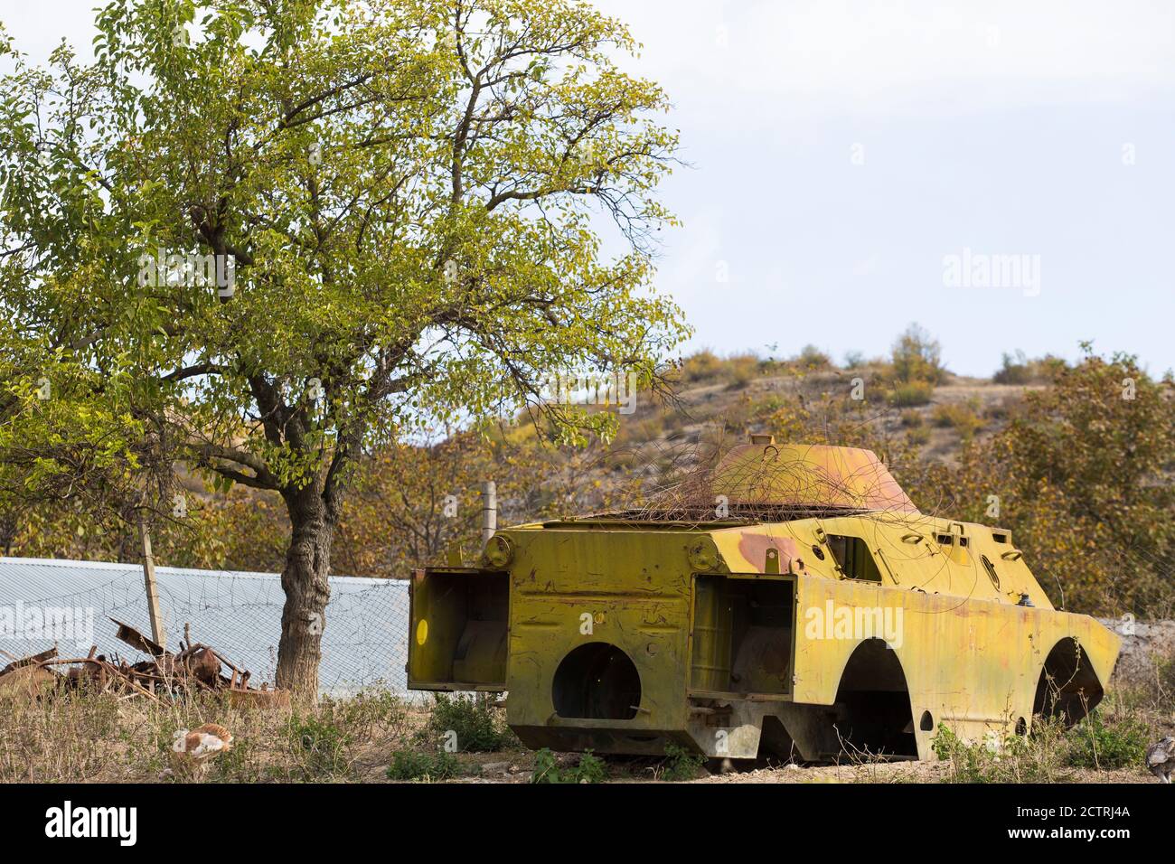 Une coquille de porte-troupes, détruite dans un conflit antérieur, est laissée sur le côté de la route dans la zone rurale du Ngarno Karabakh, un territoire contesté et combattu. Banque D'Images