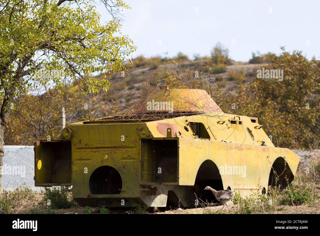 Une coquille de porte-troupes, détruite dans un conflit antérieur, est laissée sur le côté de la route dans la zone rurale du Ngarno Karabakh, un territoire contesté et combattu. Banque D'Images