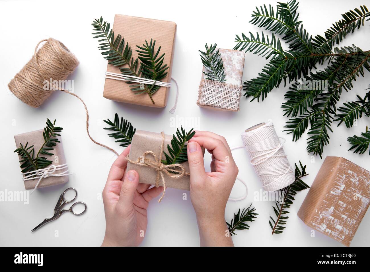 Décoration de cadeau à la main pour Noël sur fond blanc Banque D'Images